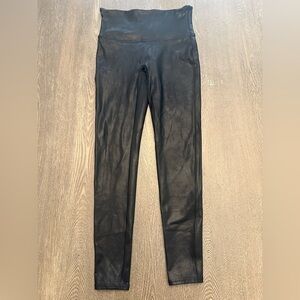 LIKE NEW SPANX BLACK FAUX LEATHER LEGGINGS - Size Large SKU:548
